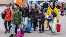 Започна преместването на украинските бежанци в държавните бази по морето